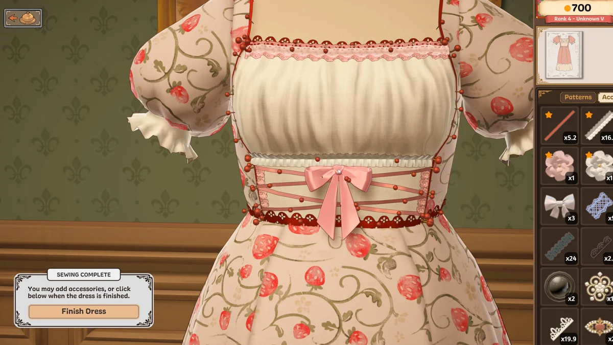 マネキンに仕上がったクリーム色とピンクの花柄ドレスと制作スコアの表示